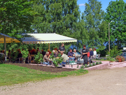 motorcyclists-having-lunch-outside-alebo-hotel