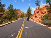 Harley Davidson på landevej i Bryce Canyon