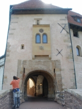 Eingang mit Zugbrücke