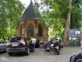 Parkplatz mit Kapelle